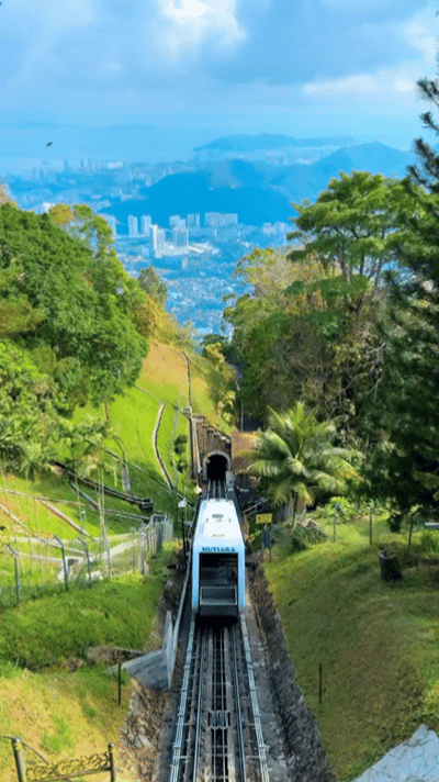 槟城升旗山小火车第一排视野，适合拍摄轨道、山林和上山过程